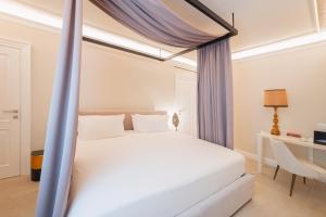Postel nebo postele na pokoji v ubytování Naxi Suites
