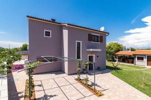 Bilde i galleriet til Villa mit privatem Pool, WLAN, Klima und Bäder en suite i Pula