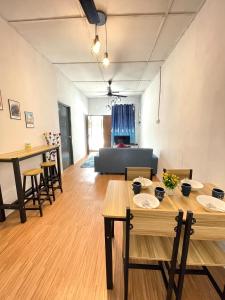ブキッ・ムルタジャムにあるCozy 18 Entire 3 Bedroom @Alma Bukit Mertajamのリビングルーム(テーブル、椅子、ソファ付)