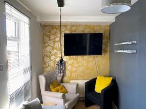 TV a/nebo společenská místnost v ubytování The City Centre Townhouse Canterbury