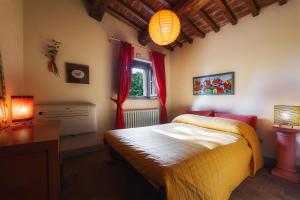 sypialnia z łóżkiem i oknem w obiekcie CASALE DEI GIRASOLI 14, Emma Villas w mieście Cortona +37 zdjęć