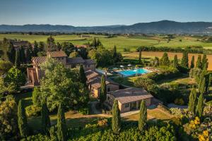 z góry widok na dom z basenem i drzewami w obiekcie CASALE DEI GIRASOLI 14, Emma Villas w mieście Cortona