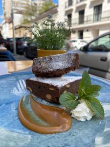 un plato azul con un trozo de postre de chocolate en Urban Lodge Belgrade en Belgrado