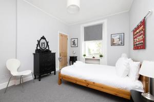 Gallery image of ALTIDO Charming 1-bed ap near Leith Links w/ patio in Edinburgh