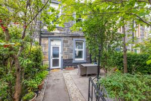 Gallery image of ALTIDO Charming 1-bed ap near Leith Links w/ patio in Edinburgh