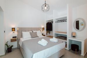 Un dormitorio con una cama con dos toallas encima. en Andromahi Apartments & Suite, en Laganas 51 fotos más
