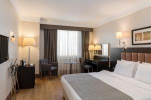 um quarto de hotel com uma cama e uma secretária em Holiday Inn Istanbul Old City, an IHG Hotel em Istambul