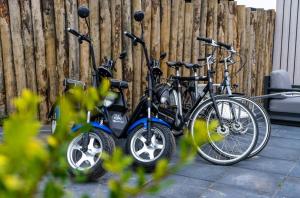 een paar fietsen geparkeerd naast een hek bij EuroParcs De Koog in De Cocksdorp