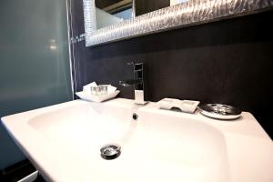 ローマにあるRome Key Luxury Houseのバスルーム(白い洗面台、鏡付)