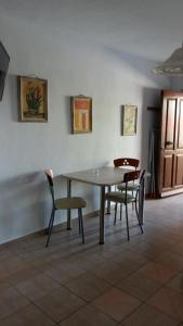 阿莫利亞尼島的住宿－Stella Maisonettes，一间带桌子和两把椅子的用餐室