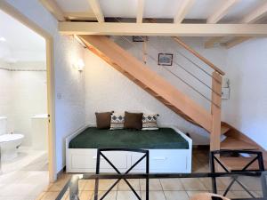 ein Schlafzimmer mit einem Bett unter einer Treppe in der Unterkunft Résidence Marie Diane - Duplex Coté Mer D in Propriano + 19 Fotos