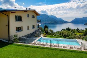 une maison avec une piscine et une vue sur un lac dans l'établissement Villa Breva - Bellagio, à Bellagio