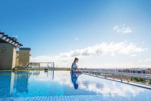 בריכת השחייה שנמצאת ב-Hotel Cordoba Center או באזור