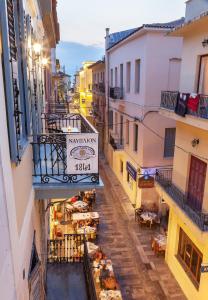 widok na aleję z budynkami w obiekcie Nafplion 1841 w Nauplionie