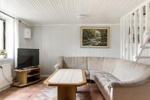 Area tempat duduk di Cozy cottage at Bolmstad Sateri by Lake Bolmen