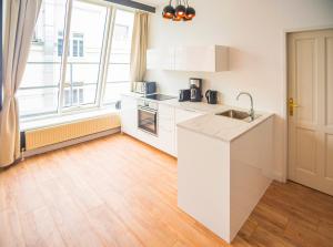 A kitchen or kitchenette at Royal Residence Haus des Meeres
