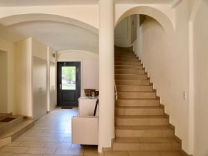 een trap in een huis met witte muren en vloeren bij Ferienwohnungen Prihoda in Wilsdruff