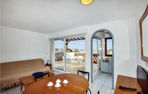Posedenie v ubytovaní Gorgeous Apartment In Saint-cyprien With Kitchen
