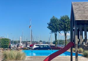 Hausboot mit Traumlage in Lübeck-Travemünde内部或周边的泳池