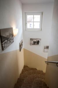 Habitación con escalera y ventana en Appartement am Sonnweg, en Seefeld in Tirol 56 fotos más