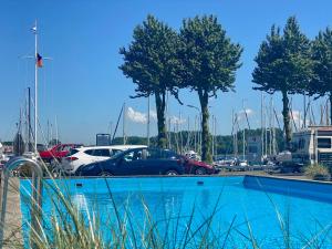 Hausboot mit Traumlage in Lübeck-Travemünde内部或周边的泳池
