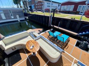 RönnauHausboot mit Traumlage in Lübeck-Travemünde的相册照片