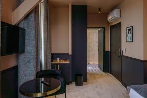 Televízia a/alebo spoločenská miestnosť v ubytovaní Hotel de la Plage + 28 fotografií