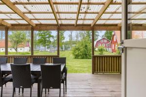 Nice cottage at Bolmstad Sateri by Lake Bolmen في Bolmsö: فناء على طاولة وكراسي على السطح