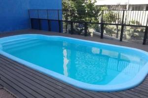 una gran piscina azul en una terraza en Praia Mansa Flat en Fortaleza