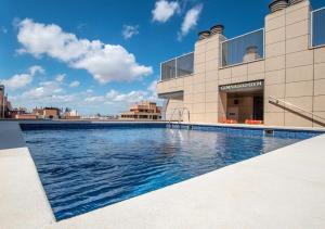 una piscina di fronte a un edificio di Hotel Valencia Center a Valencia