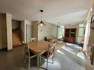 羅卡馬杜爾的住宿－L'Appartement des Esclargies，厨房以及带木桌和椅子的用餐室。