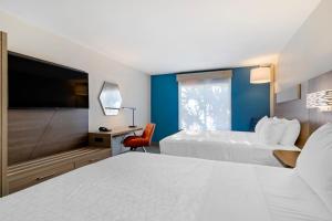 Un pat sau paturi într-o cameră la Holiday Inn Express Hotel & Suites - The Villages, an IHG Hotel