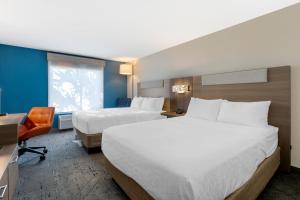 เตียงในห้องที่ Holiday Inn Express Hotel & Suites - The Villages, an IHG Hotel