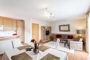 una sala de estar con una mesa y un sofá en Appartement am Sonnweg, en Seefeld in Tirol