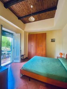 um quarto com uma cama com um edredão verde em La Bouganville B&B em Acconia