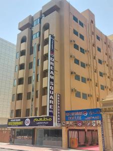 Dream Square Hotel في دبي: مبنى كبير امامه لافته