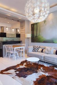una sala de estar con un sofá y una mesa en Apartament Royal Centrum, en Krynica-Zdrój
