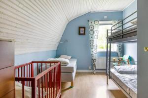 ユングビューにあるLarge holiday home at Bolmstad Sateri by Lake Bolmenの二段ベッド2組と階段が備わる客室です。