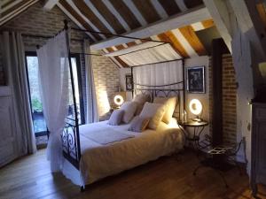 ein Schlafzimmer mit einem großen Bett in einem Zimmer in der Unterkunft La Sablonnière de Rochefort in Rochefort-en-Yvelines