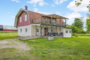 ユングビューにあるLarge holiday home at Bolmstad Sateri by Lake Bolmenの赤屋根の古家