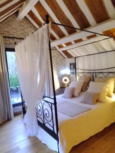 ein Schlafzimmer mit einem Himmelbett in der Unterkunft La Sablonnière de Rochefort in Rochefort-en-Yvelines