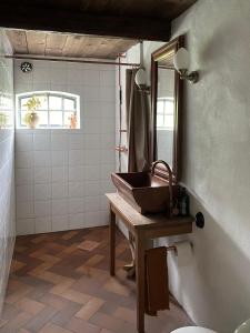 ein Bad mit einem Waschbecken und einem Spiegel in der Unterkunft Rönnebröd in Rönnebröd