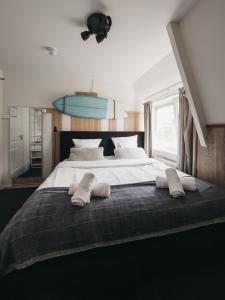 een slaapkamer met een groot bed met 2 kussens erop bij Hotel Zand in Zandvoort