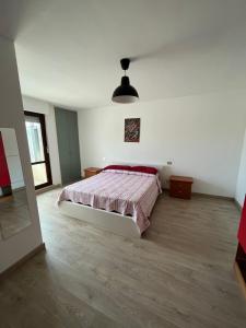 1 dormitorio con 1 cama en una habitación blanca en Appartamento Marilyn Monroe 2, en San Benedetto del Tronto
