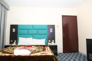 Llit o llits en una habitació de Dream Square Hotel