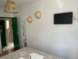 A television and/or entertainment centre at Pensión Playa