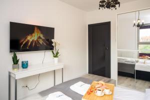 Posteľ alebo postele v izbe v ubytovaní Maya's Flats & Resorts 55 - GRANO RESIDENCE Pszenna 5
