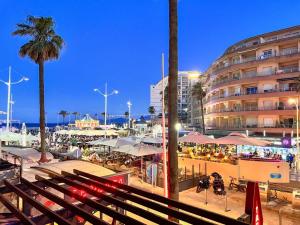 a view of a beach at night with a building at Appartement vue mer Parking privé Place Med in Canet-en-Roussillon