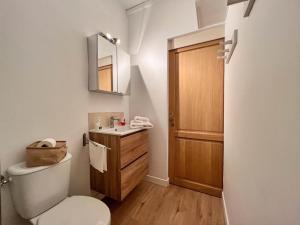 Et badeværelse på Appartement vue mer Parking privé Place Med
