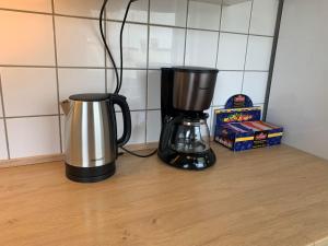 Příslušenství pro přípravu čaje a kávy v ubytování Notodden Sentrum Apartment NO 7